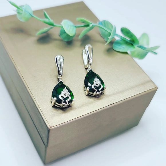 Dark Green Rhinestone earring - Picture 3 of 4